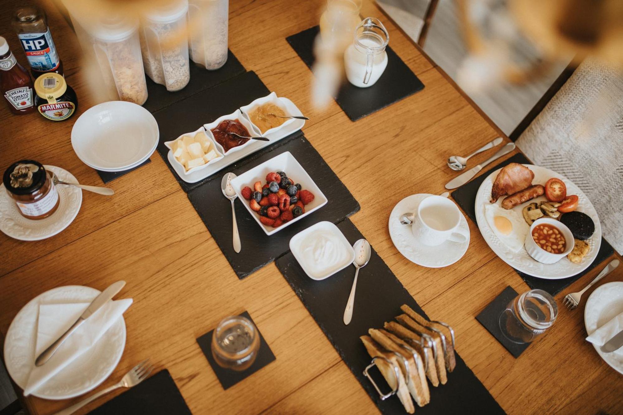 Ferlas Bed And Breakfast Penrhyndeudreath Kültér fotó